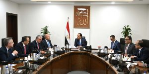 مدبولي يكلف بوضع تصور لجذب أكبر مصنعي السيارات الكهربائية