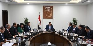 رئيس الوزراء يناقش خطط تطوير صناعة السكر وإنتاج القصب