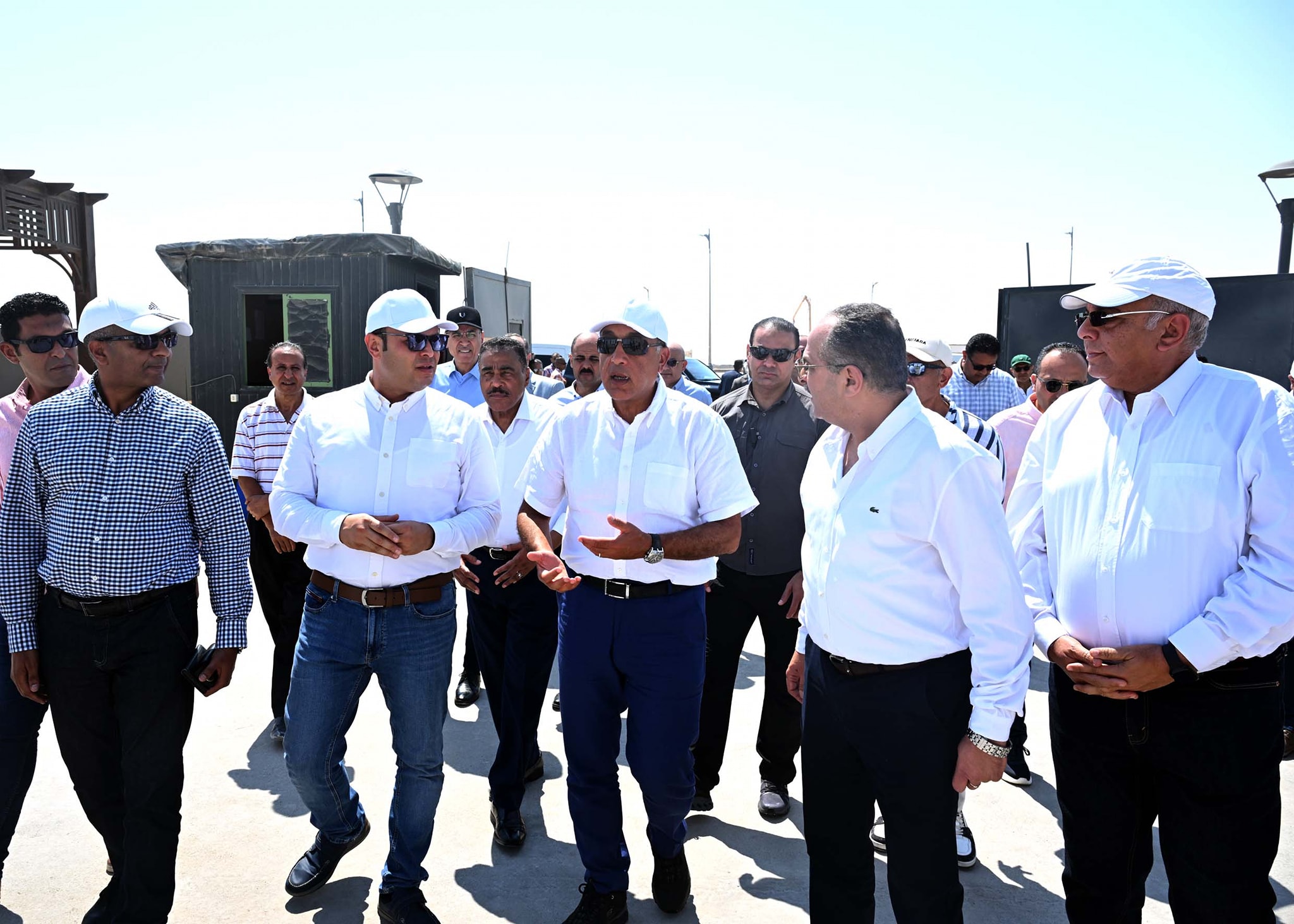 مدبولي يزور محطة التجارب البحثية لتحلية المياه في العلمين