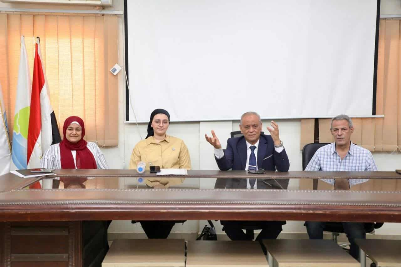 طلاب “برنامج المساحة والخرائط ” فى تدريب عملى بآداب أسيوط