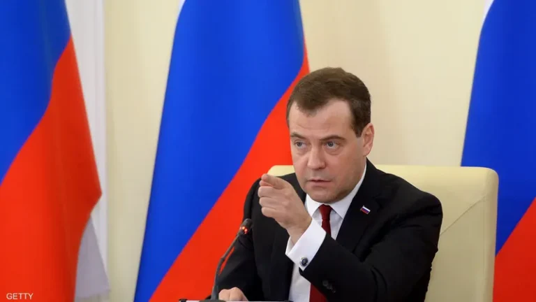 «ميدفيديف» يحذر ترامب: روسيا ليست إسرائيل أو إيران