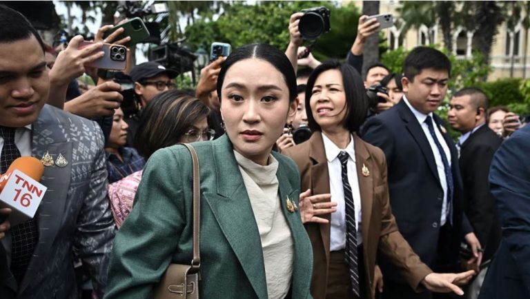 إيقاف رئيسة وزراء تايلاند إثر مكالمة هاتفية مسربة