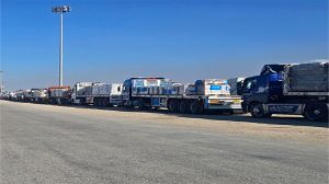 جار إدخال 180 شاحنة مساعدات لغزة بينها 137 شاحنة دقيق اليوم