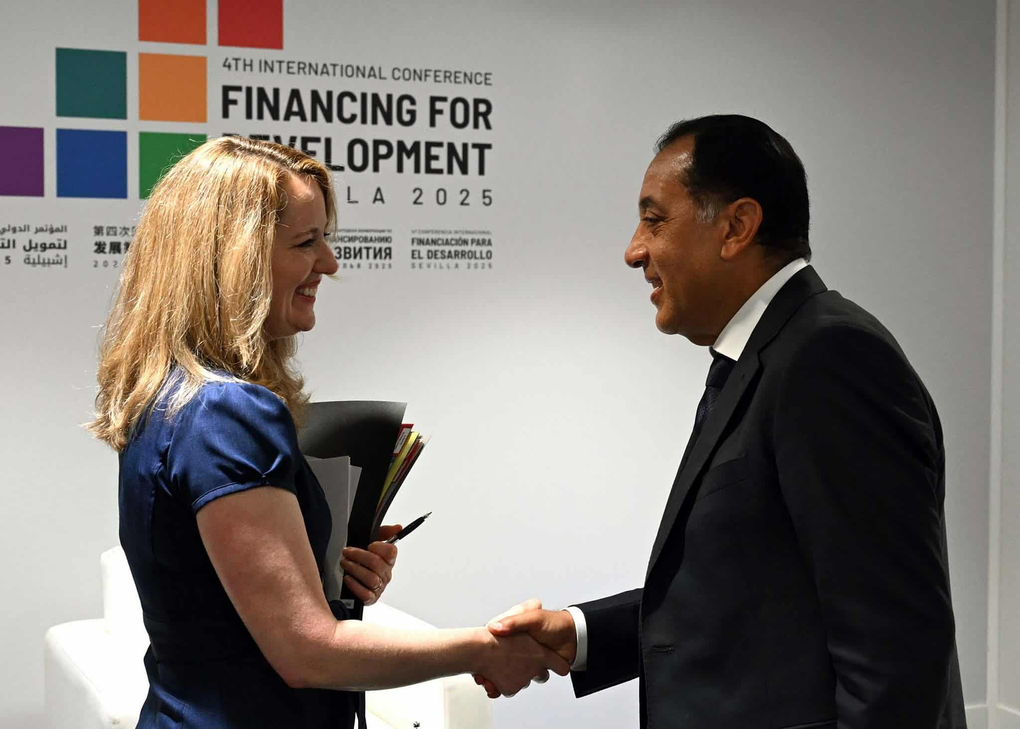 رئيس الوزراء يطالب بدعم دولي لمصر بقضية اللاجئين