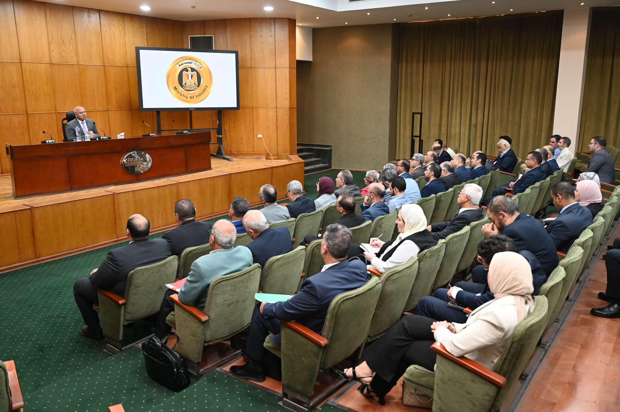 شهر لحسم الملف.. الحكومة تتحرك لضبط سوق الأسمنت وتشغيل الخطوط المتوقفة