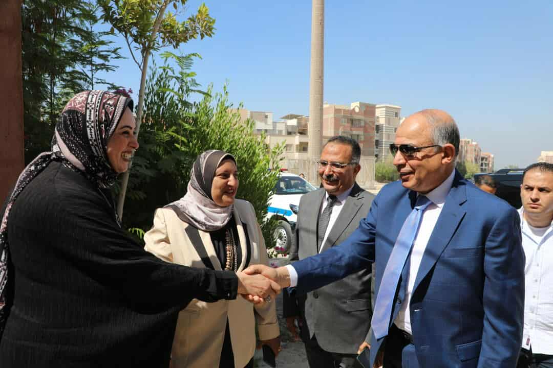 محافظ المنيا يتفقد قافلة طبية شاملة بمركز خدمات المرأة والطفل بالمنيا الجديدة