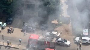 حريق مفاجئ يلتهم سيارة وأشجارًا بكورنيش المعادي.. والأمن يحقق في ملابسات الواقعة