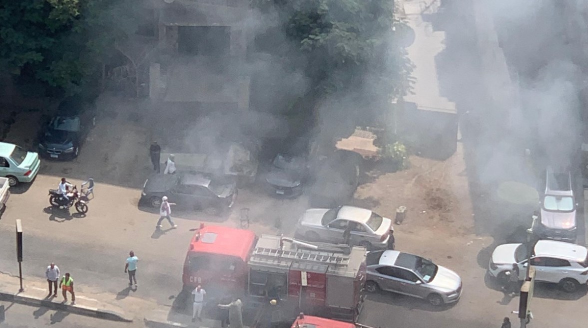 حريق مفاجئ يلتهم سيارة وأشجارًا بكورنيش المعادي.. والأمن يحقق في ملابسات الواقعة
