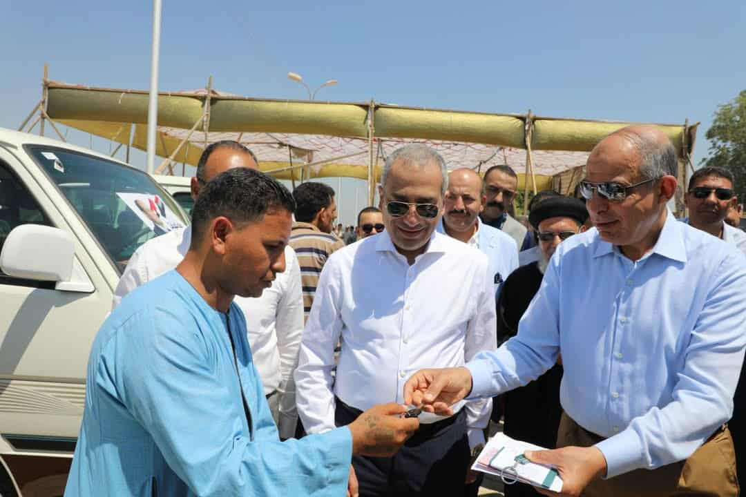 محافظ المنيا يشهد تسليم 200 ميكروباص جديد ضمن مبادرة تطوير منظومة نقل الركاب