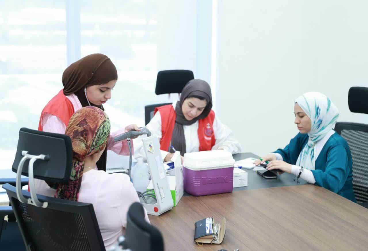 حملة لفحص الأمراض المزمنة والكشف المبكر عن الاعتلال الكلوي للعاملين بالصحة