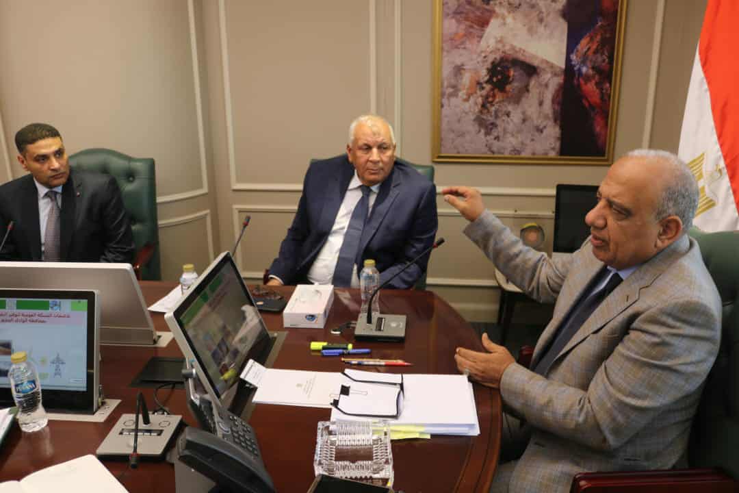 وزير الكهرباء يبحث مع محافظ الوادي الجديد خطة التنمية بالمحافظة وسبل دعم وتعزيز الشبكة