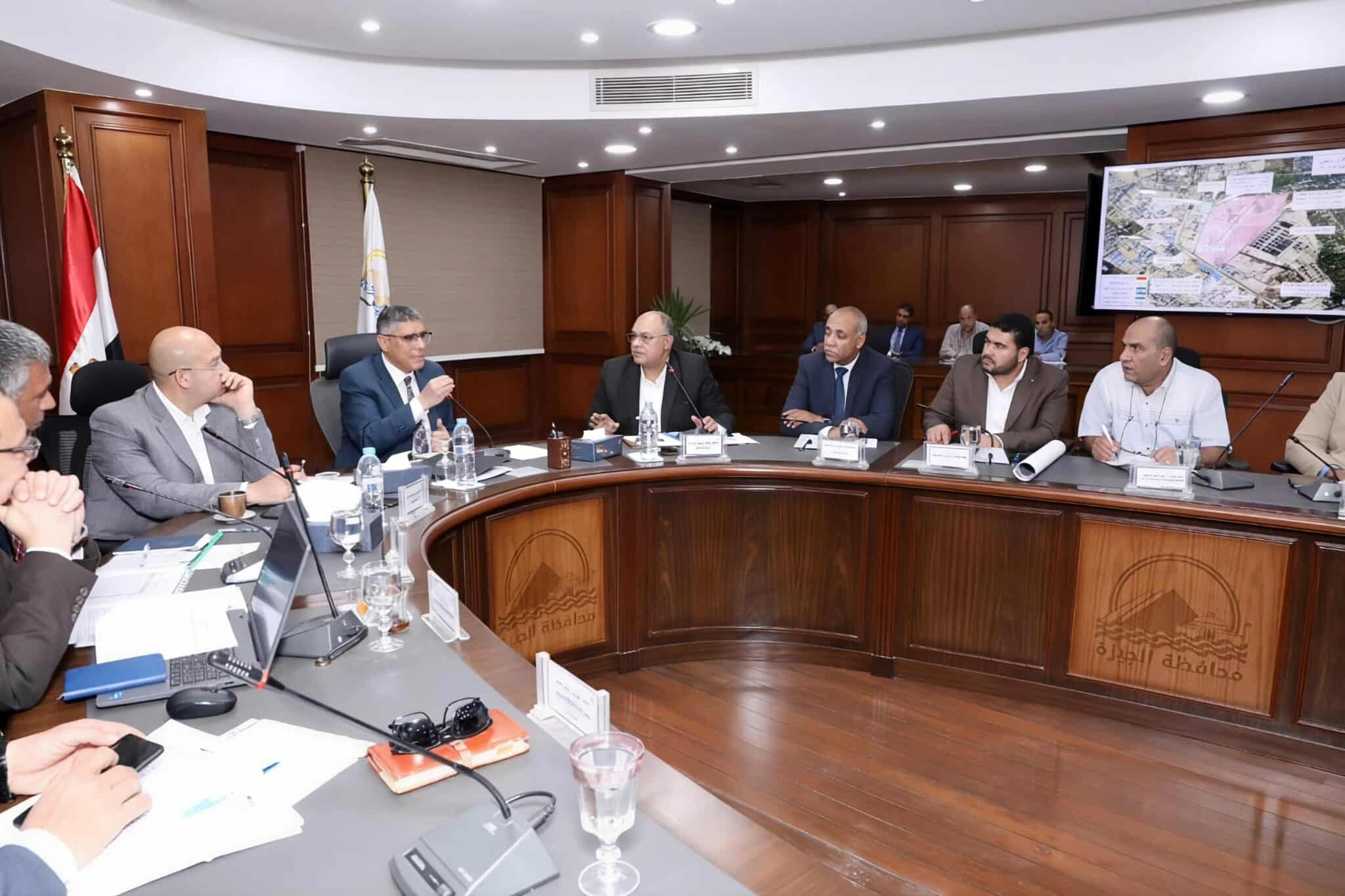 محافظ الجيزة يترأس اجتماع موقف مشروعات مياه الشرب والصرف الصحي