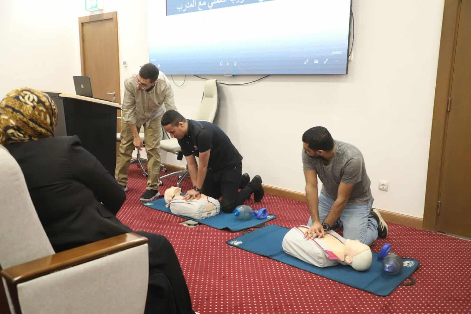 الصحة تدرب العاملين المدنيين بالداخلية على استخدام أجهزة إزالة الرجفان القلبي (AED)