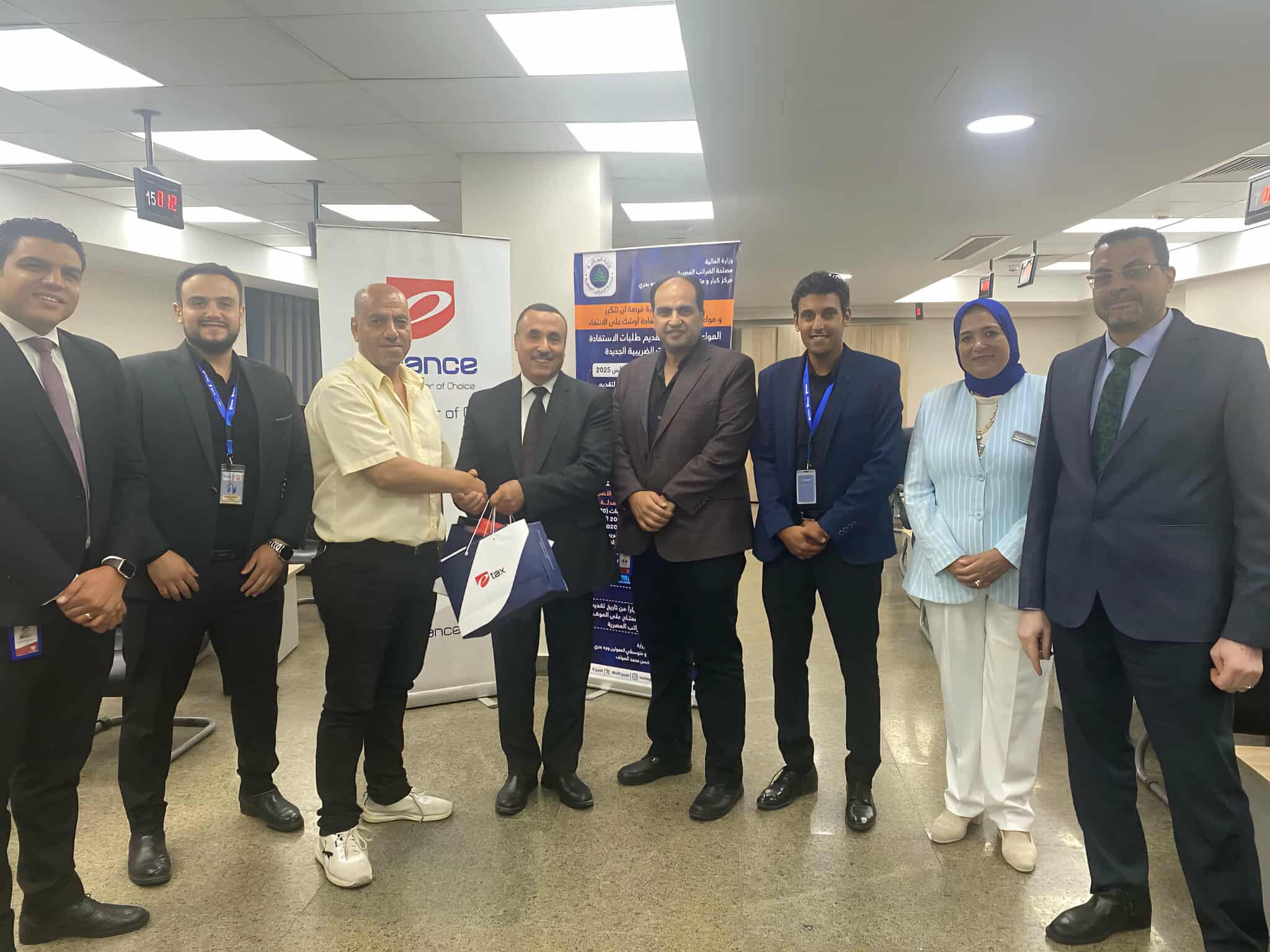 استمرارًا لدعم الممولين في مختلف المحافظات:  «الضرائب» توزع أجهزة نقاط البيع (POS) مجانًا