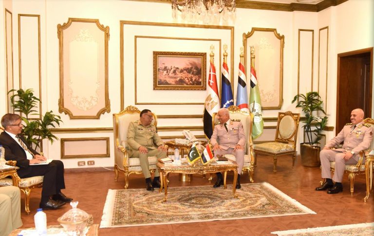 مصر وباكستان تعززان التعاون العسكري