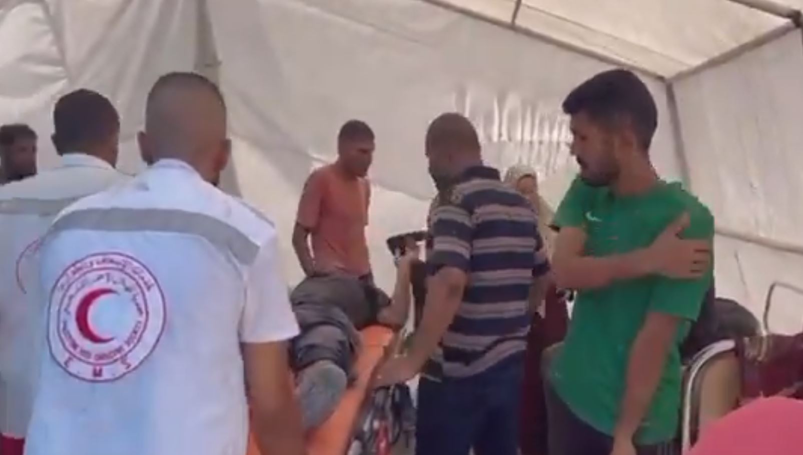 قصف إسرائيلي يوقع قتلى وجرحى بين منتظري المساعدات بغزة