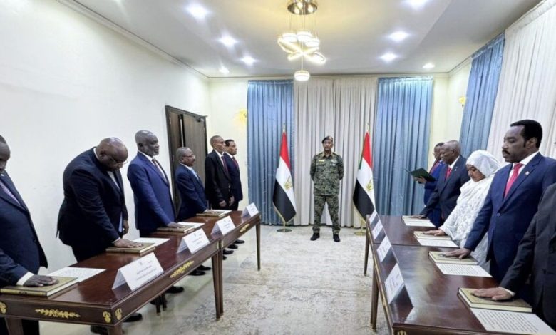 السودان.. «حكومة الأمل الجديدة» تؤدي اليمين الدستورية أمام البرهان