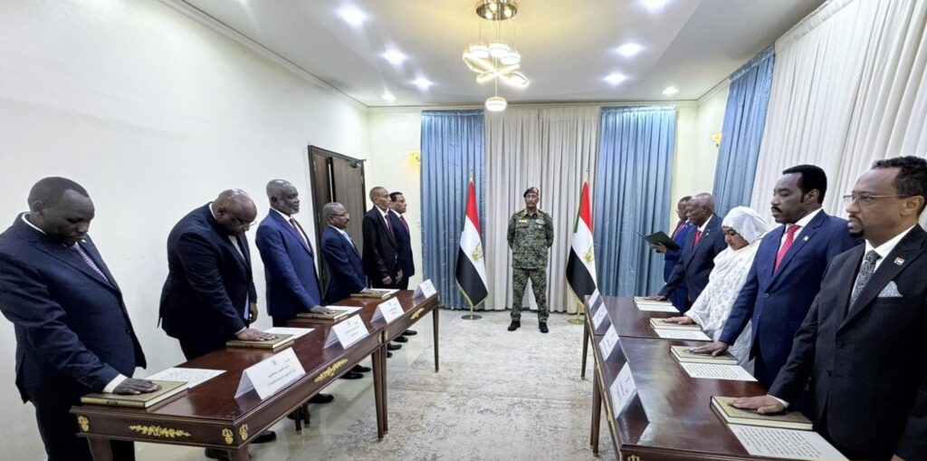 السودان.. «حكومة الأمل الجديدة» تؤدي اليمين الدستورية أمام البرهان