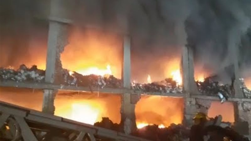 حريق هائل يلتهم مخزن خردة بمساكن عثمان في أكتوبر.. والحماية المدنية تتدخل للسيطرة