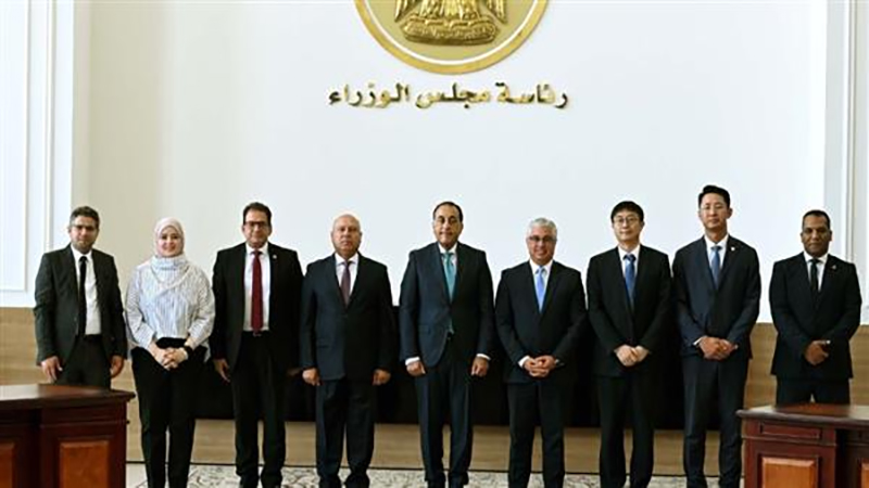 توقيع عقد تطوير أرض صناعية بالسخنة للمنطقة الاقتصادية لقناة السويس