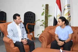 وزير الرياضة يستقبل لاعبة الإسكواش لمساعدتها