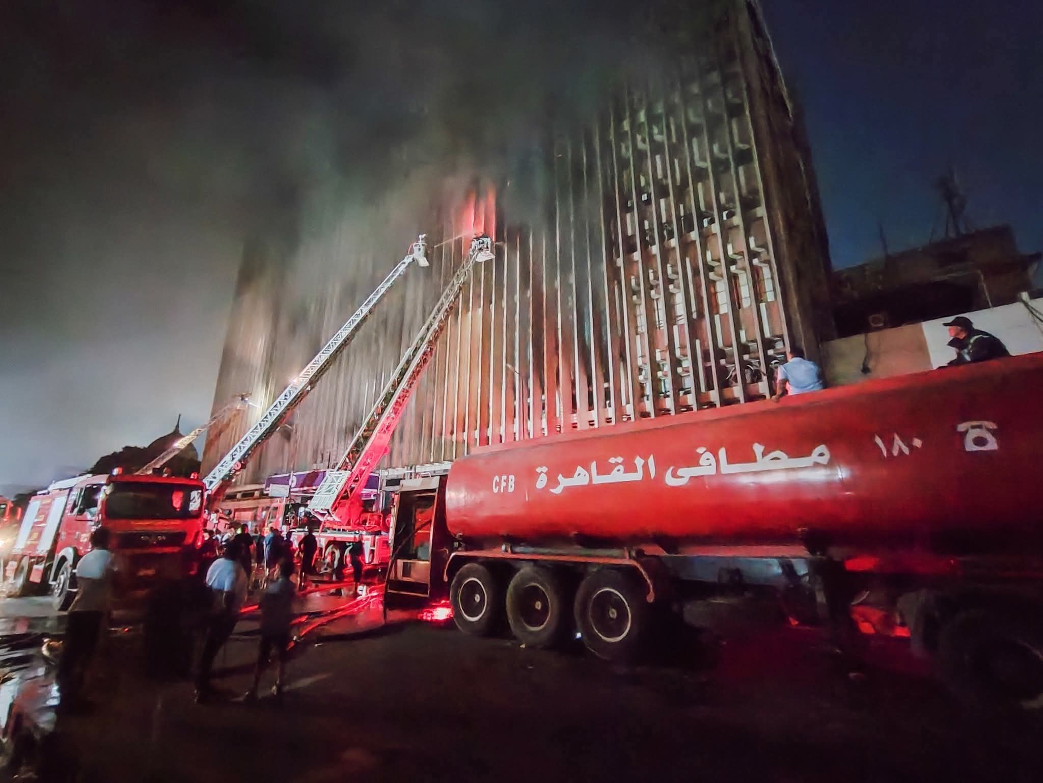 السيطرة على الحريق المتجدد في الطابق الأخير من سنترال رمسيس