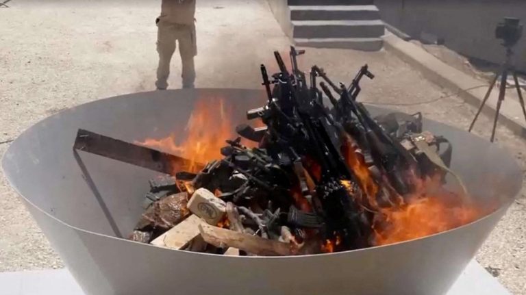حزب العمال الكردستاني يلقي السلاح وأردوغان يتعهد بمتابعة العملية