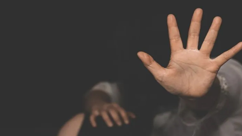 عاطل يُعذب ابنته 6 ساعات حتى الموت بالهرم.. والجدة تكشف الجريمة