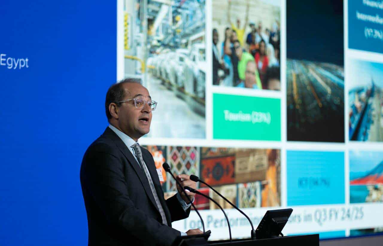 وزير المالية يقرع جرس افتتاح جلسة التداول ببورصة لندن..صور