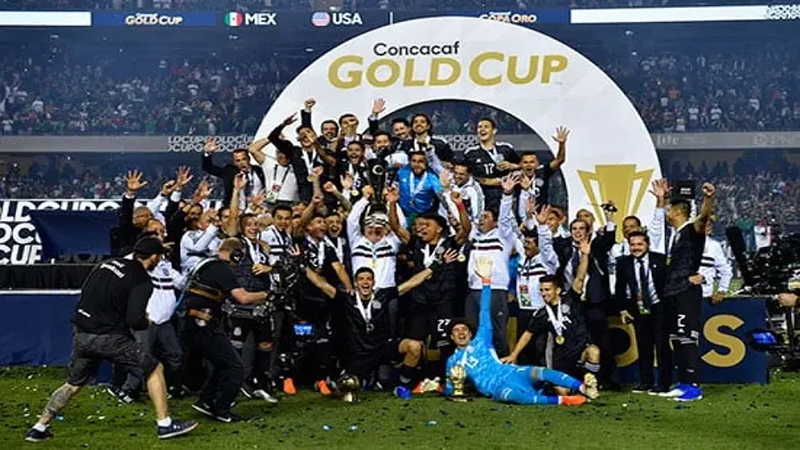 منتخب المكسيك يتوج بالكأس الذهبية بثنائية ضد أمريكا