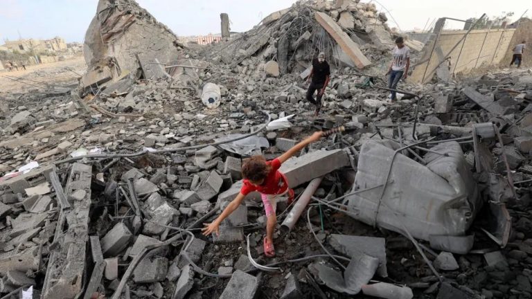 أعداد الضحايا ترتفع في غزة مع عجز الوصول للمتضررين