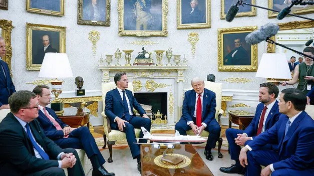 ترامب يهدد بفرض رسوم جمركية بنسبة 100% على المتعاملين مع روسيا