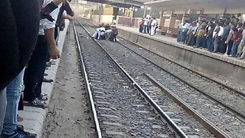 وفاة سيدة مسنة دهسا تحت عجلات القطار وشابًا حاول إنقاذها أثناء عبورهما مزلقان في أسيوط