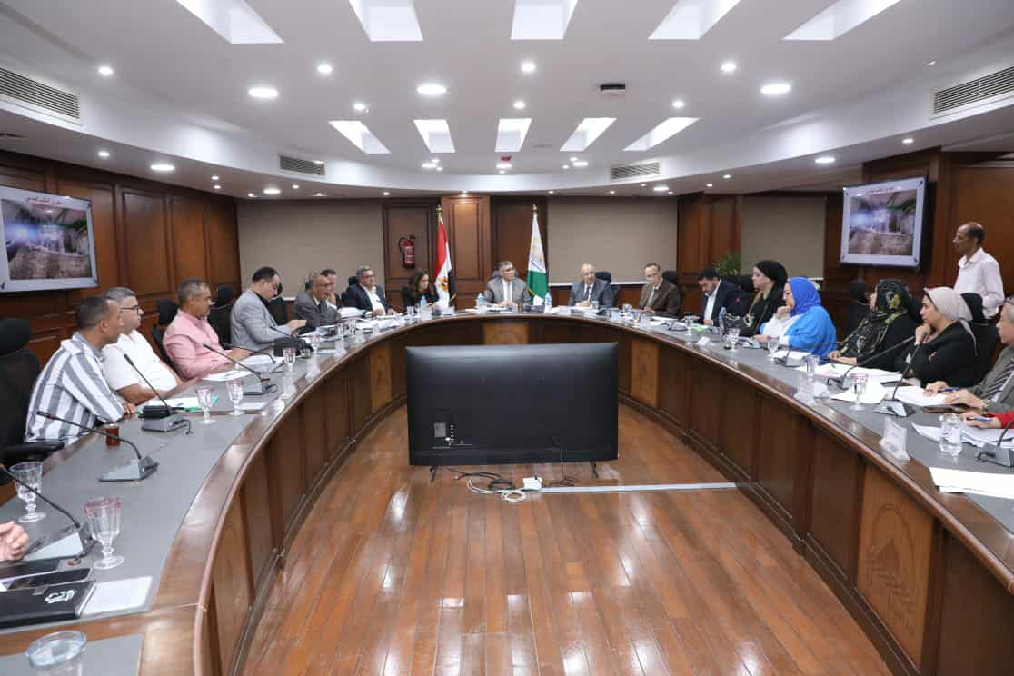 محافظ الجيزة يعقد اللقاء الأسبوعي لبحث شكاوى المواطنين 