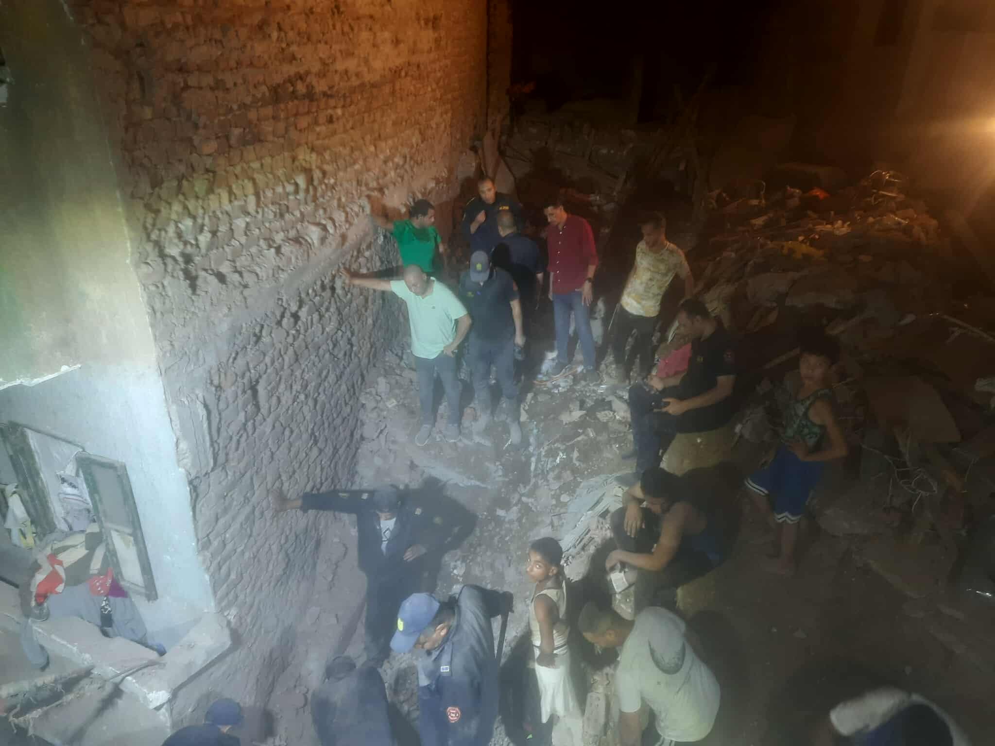 وجود مسنة تحت الإنقاض..النيابة العامة تعاين موقع إنهيار منزل بأسيوط