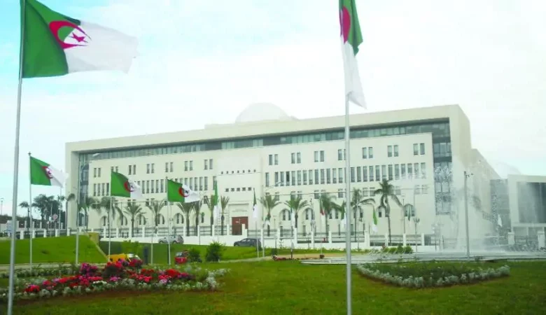 أزمة دبلوماسية بين الجزائر وفرنسا.. استدعاء وسحب امتيازات