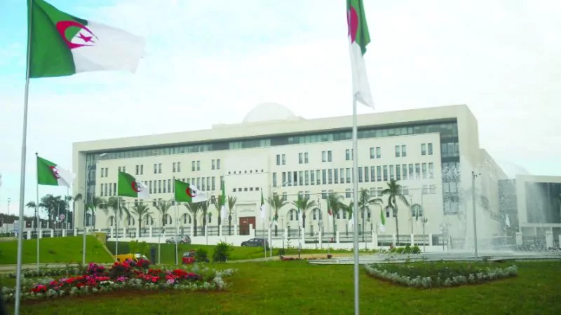 أزمة دبلوماسية بين الجزائر وفرنسا.. استدعاء وسحب امتيازات