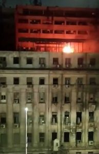 للمرة الثانية خلال 48 ساعة.. تجدد اشتعال النيران في سنترال رمسيس والدفع بـ5 سيارات إطفاء