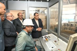 وزير الإنتاج الحربي يطمئن على سير العملية الإنتاجية في شركة حلوان للصناعات الهندسية