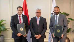 رئيس اقتصادية قناة السويس يشهد توقيع عقد مشروع شركة “CWA” للمنسوجات