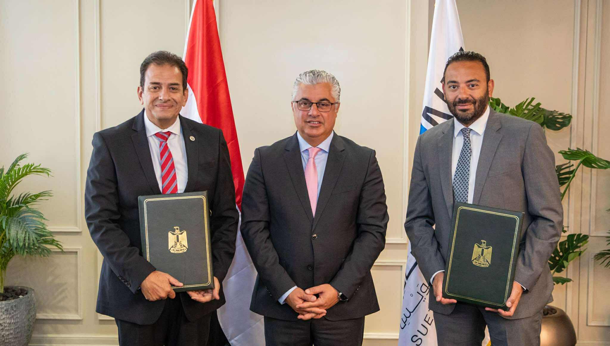 رئيس اقتصادية قناة السويس يشهد توقيع عقد مشروع شركة “CWA” للمنسوجات