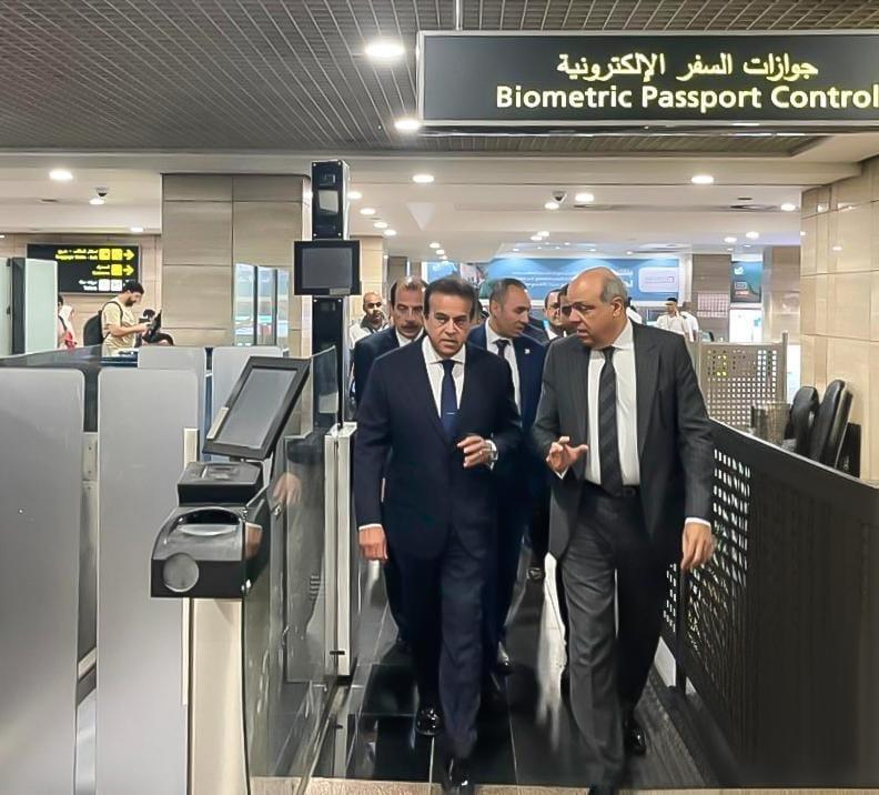 نائب رئيس الوزراء وزير الصحة ووزير الطيران المدني  يتفقدان عيادات الحجر الصحي وأجهزة إزالة الرجفان القلبي المستحدثة بمطار القاهرة الدولي