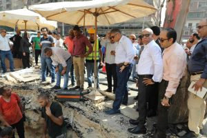 متابعة ميدانية لـ”محافظ الجيزة” داخل منطقة إصلاح عطل الكبل الكهربائي الأرضي بساقية مكي