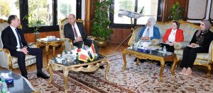 وزير الطيران المدني يستقبل السفير الفرنسي ويشيد بتنظيم معرض باريس الدولي للطيران