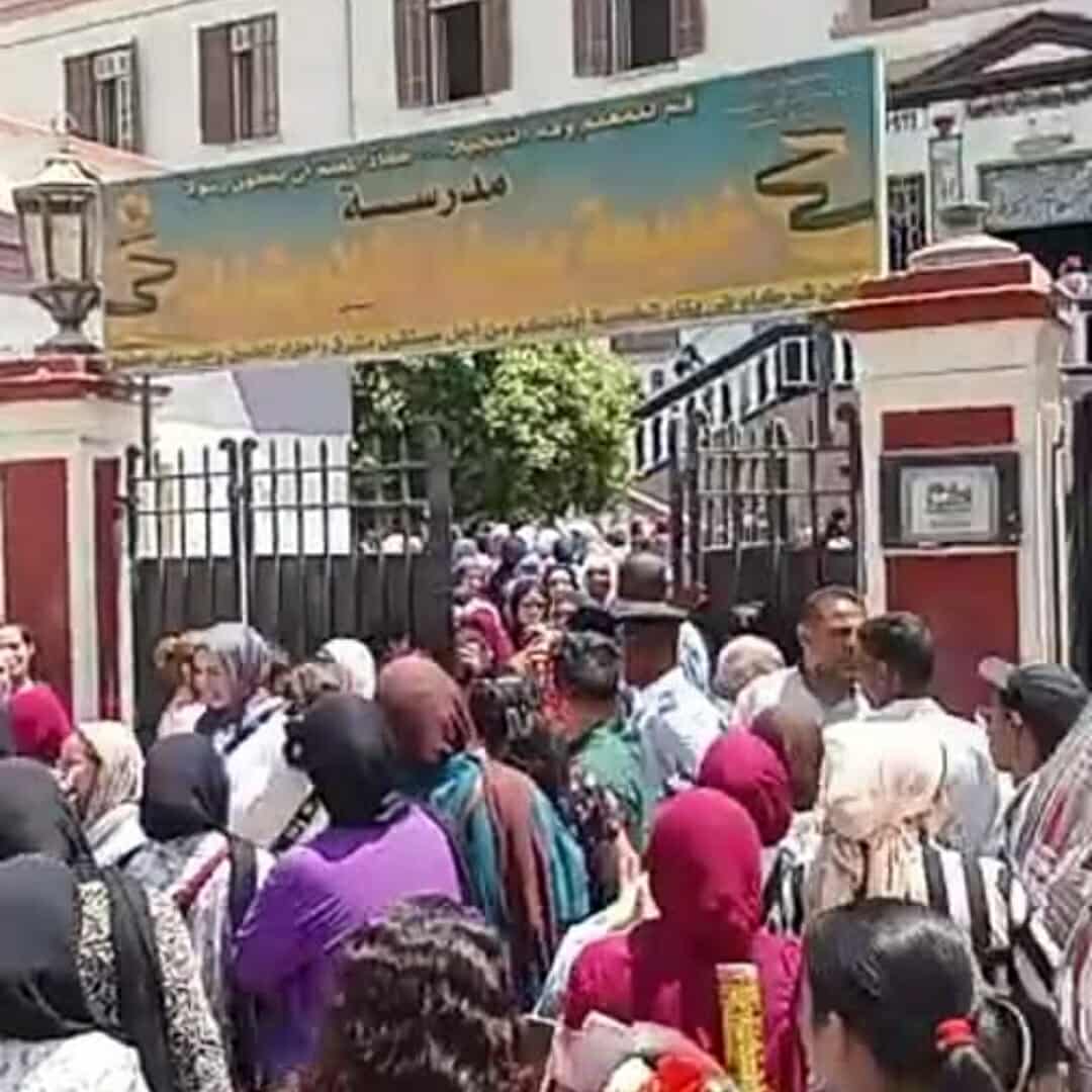 بالطبل والزغاريد.. فرحة أهالي طلاب الثانوية العامة بانتهاء ماراثون الامتحانات بأسيوط