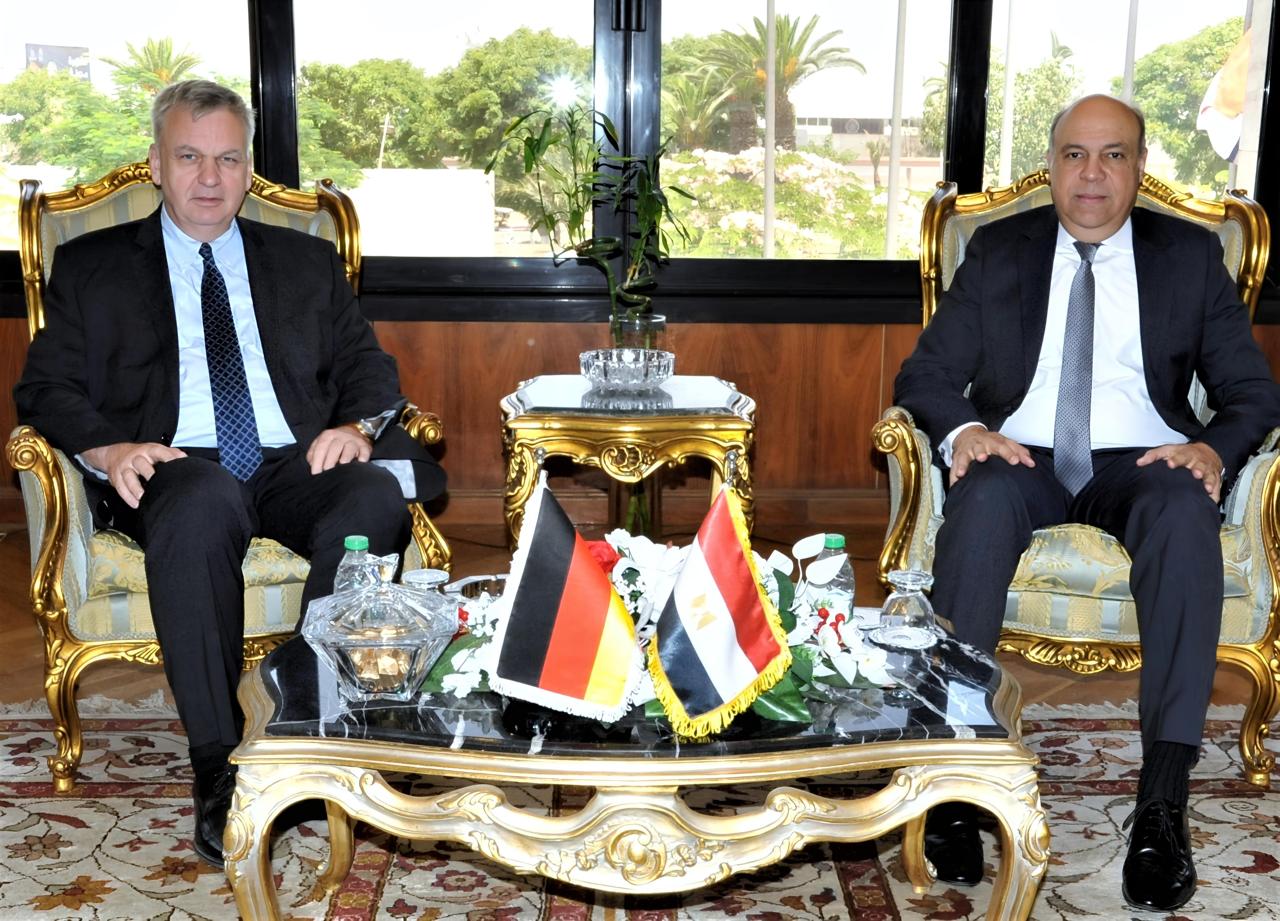 وزير الطيران المدني يبحث مع السفير الألماني تعزيز التعاون الثنائي وتوسيع الشراكات في مجالات تطوير المطارات والتدريب وتبادل الخبرات الفنية.