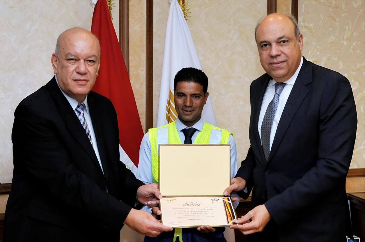 وزير الطيران المدني يُكرّم موظفًا بمطار القاهرة الدولي لأمانته ويُشيد بالتزامه بأخلاقيات و قيم العمل