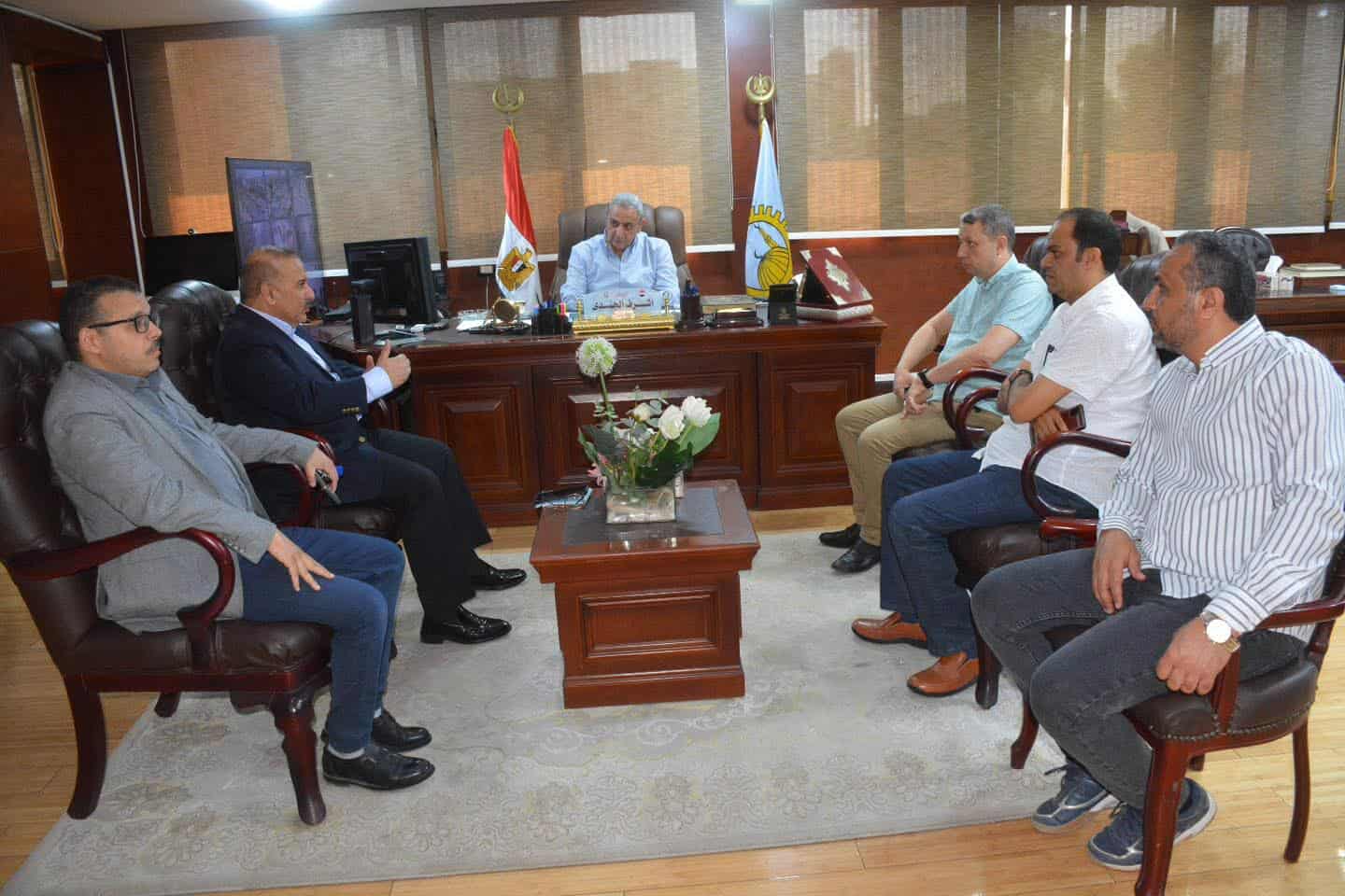 محافظ الغربية يجتمع بمسئولى “المصرية للاتصالات” لمتابعة عودة الخدمة للعمل