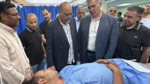 وزيرا البترول والعمل يطمئنان على الناجين من حادث بارج خليج السويس