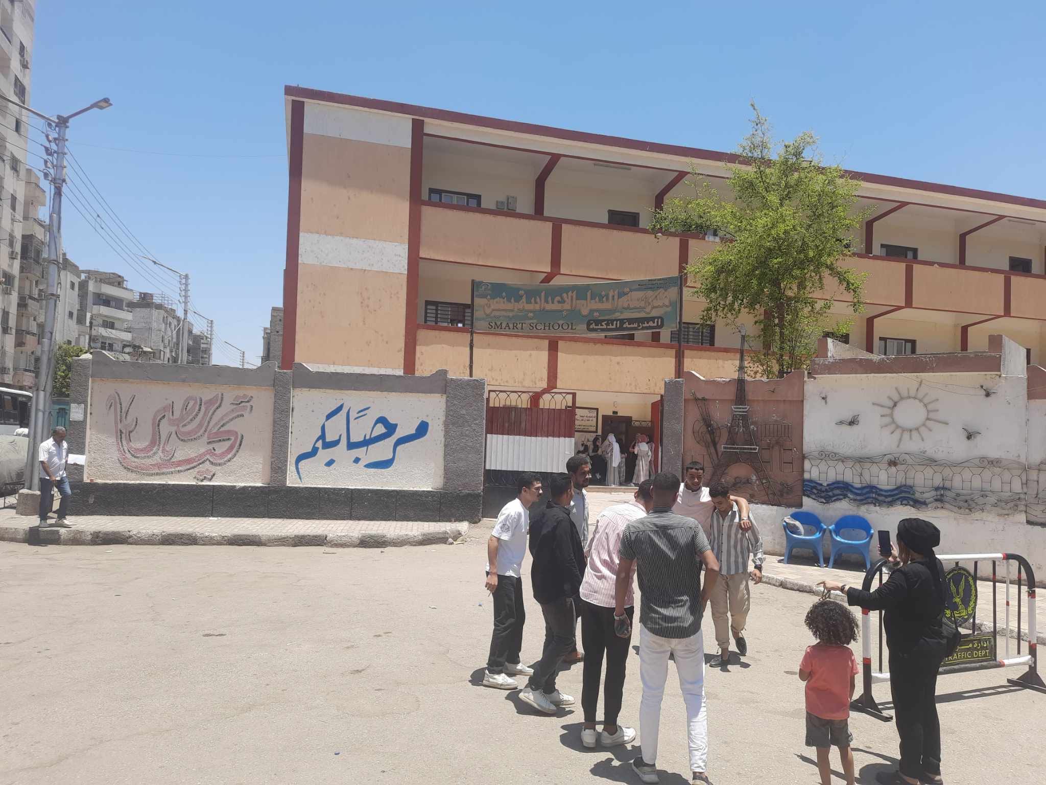 بدء خروج طلاب الثانوية العامة بعد أداء امتحان الرياضيات البحتية بأسيوط